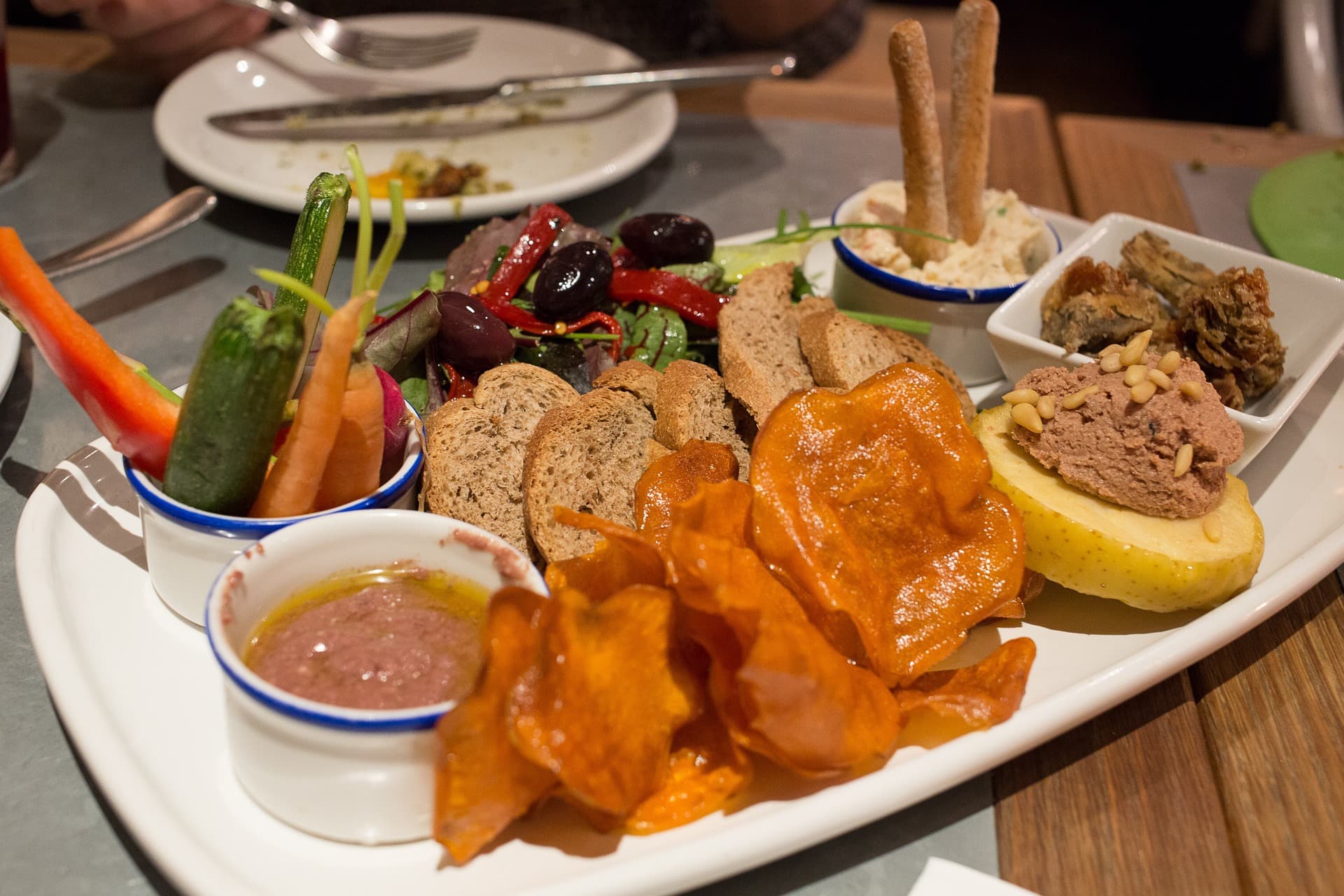 A Catalan table of shared plates